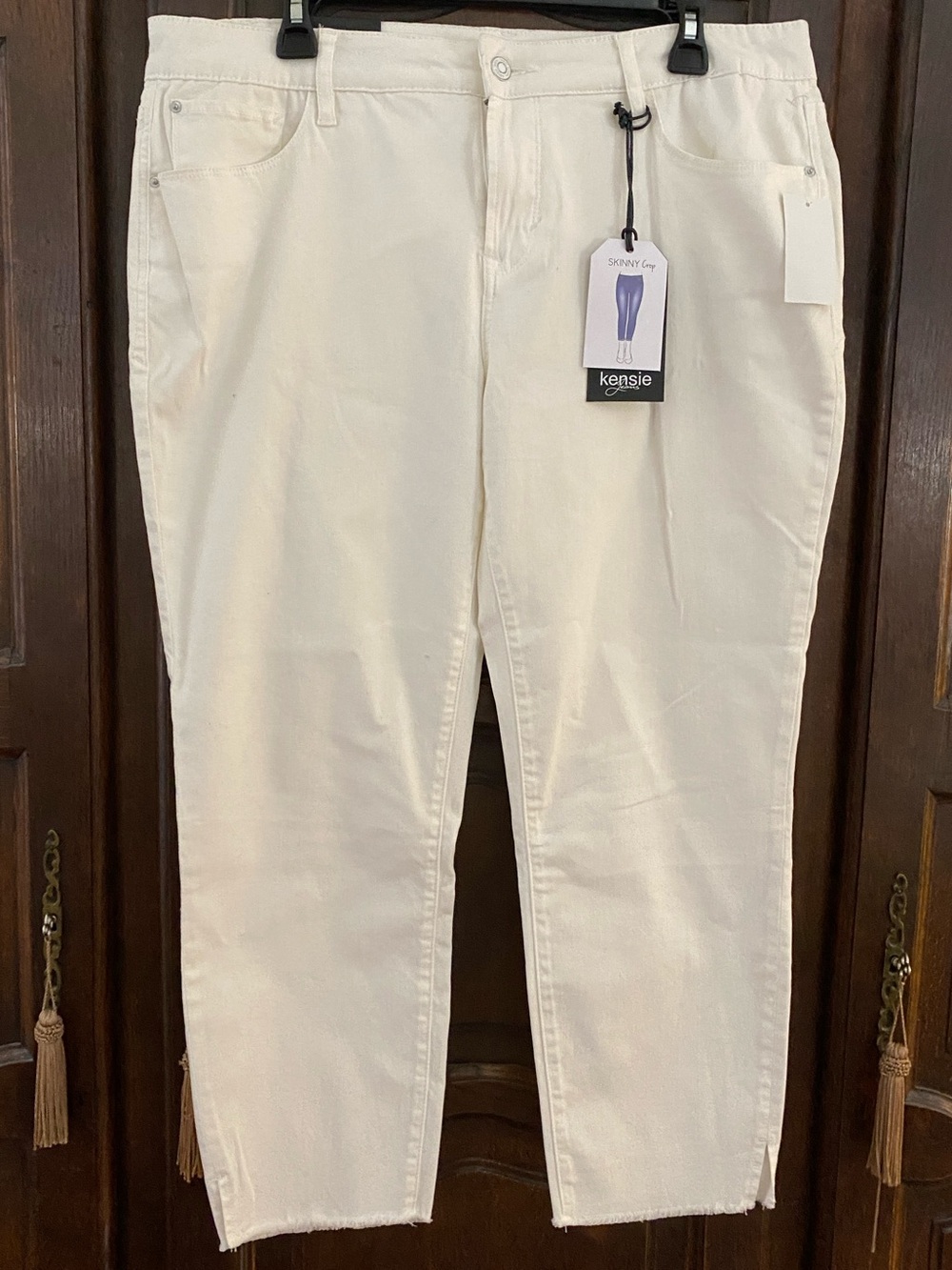 Kenzie slim cropped white denim w tiny frayed hem 14/32 NWT inseam apx 24”